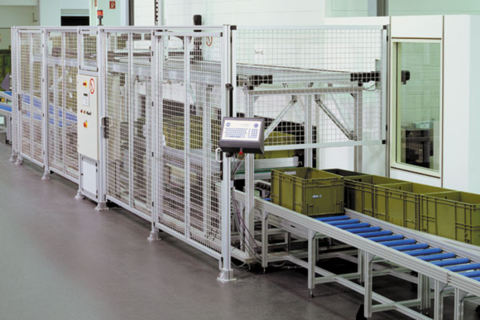 Handling system comprising linear units, aluminium profile system and safety guard system